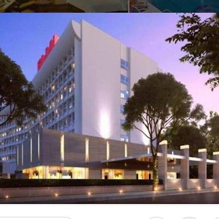 Elmi Hotel Surabaya Bagian luar foto