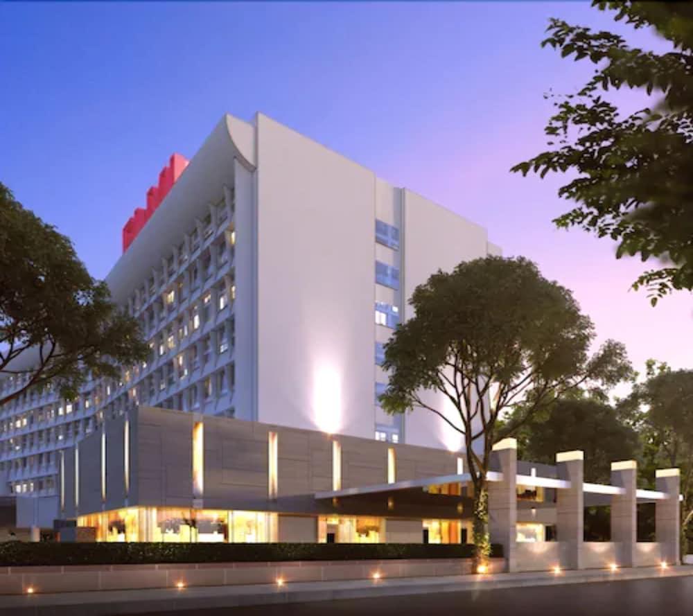 Elmi Hotel Surabaya Bagian luar foto