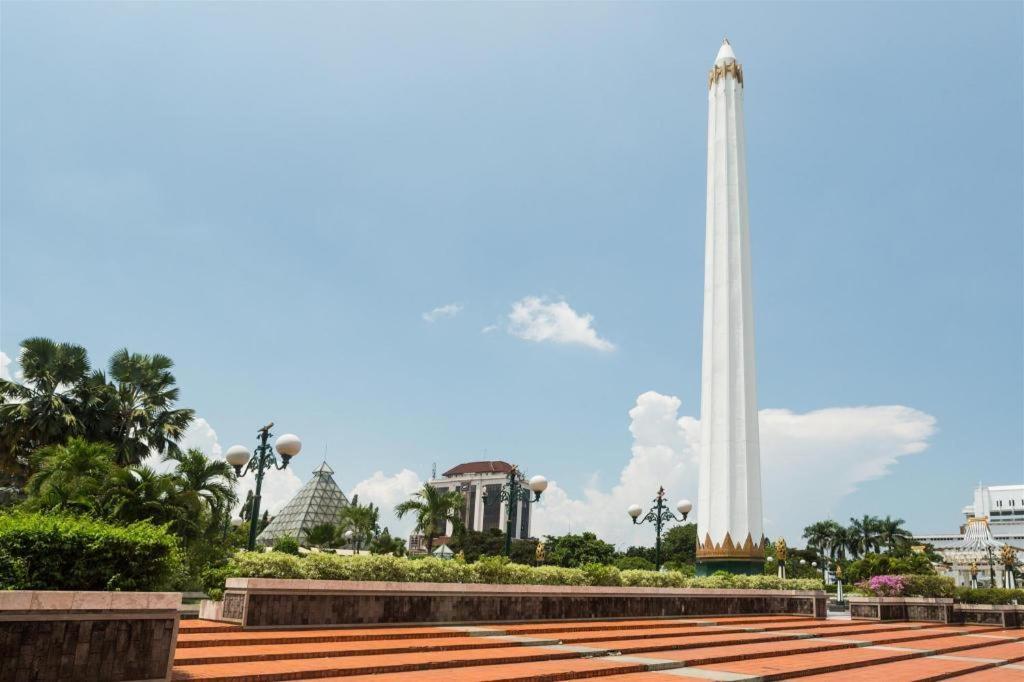 Elmi Hotel Surabaya Bagian luar foto