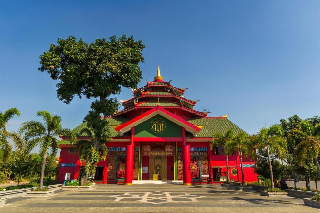 Elmi Hotel Surabaya Bagian luar foto