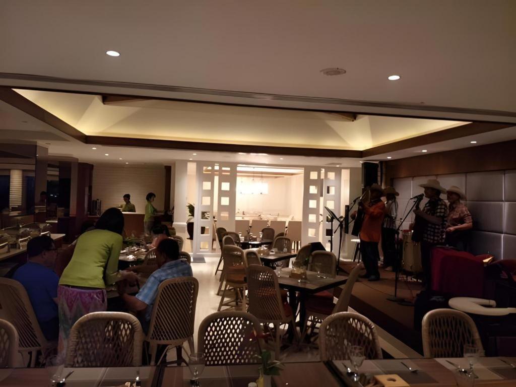 Elmi Hotel Surabaya Bagian luar foto