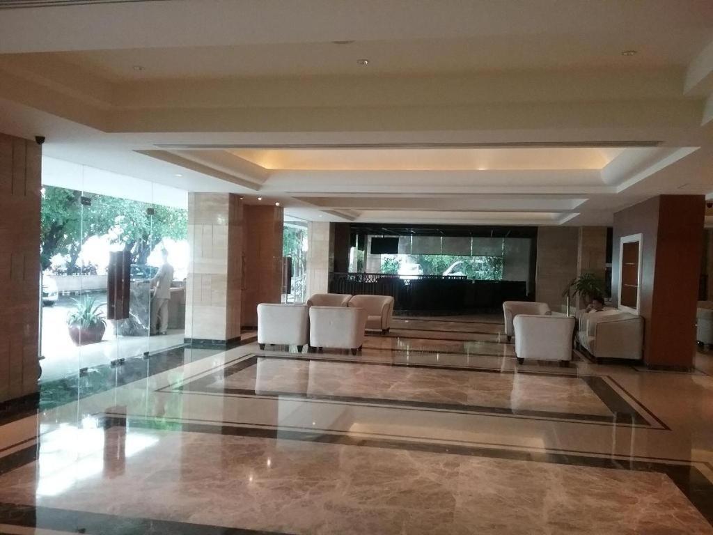 Elmi Hotel Surabaya Bagian luar foto