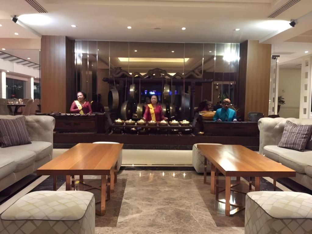 Elmi Hotel Surabaya Bagian luar foto