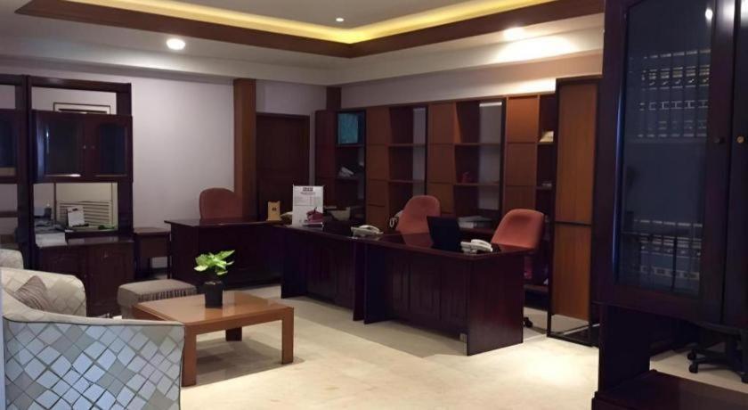 Elmi Hotel Surabaya Bagian luar foto