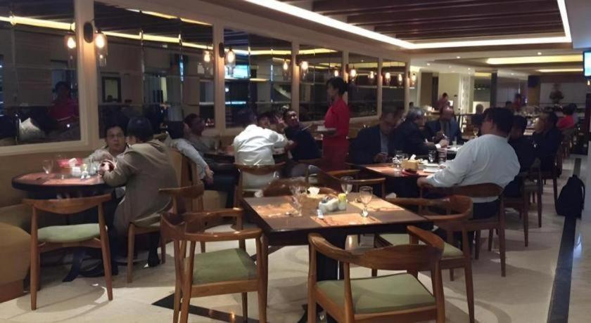 Elmi Hotel Surabaya Bagian luar foto