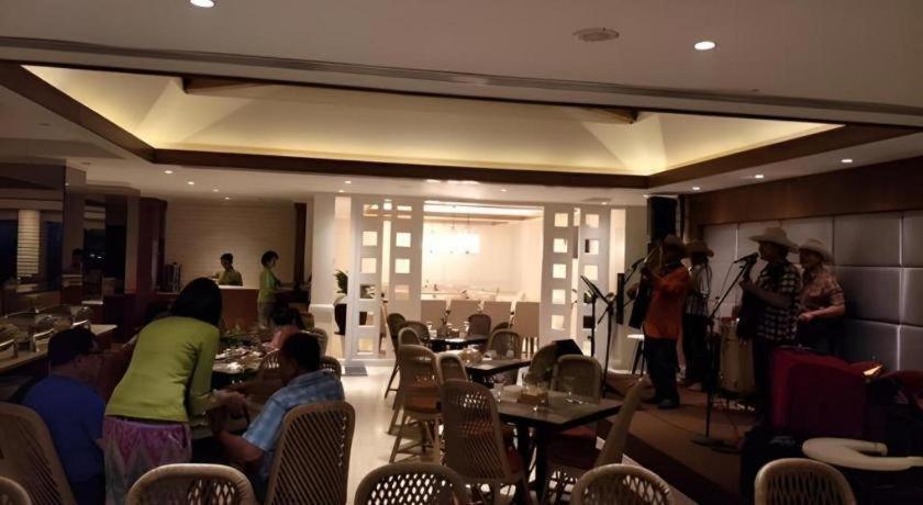 Elmi Hotel Surabaya Bagian luar foto