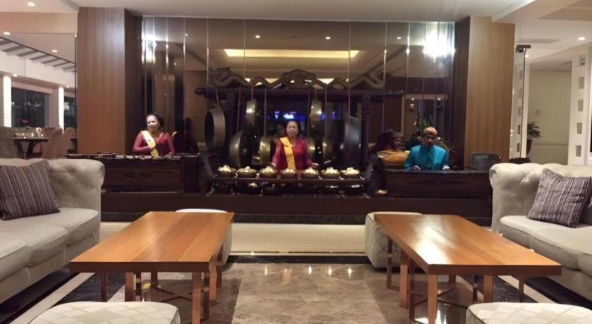 Elmi Hotel Surabaya Bagian luar foto