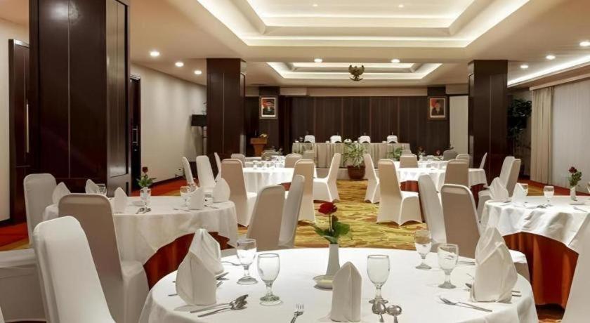 Elmi Hotel Surabaya Bagian luar foto